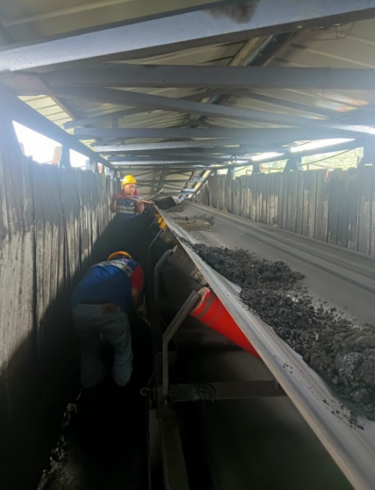 Tim PT Sarindo Utama Teknik melakukan maintenance dan pembersihan material pada sistem conveyor di area PT Bukit Menjangan Lestari.