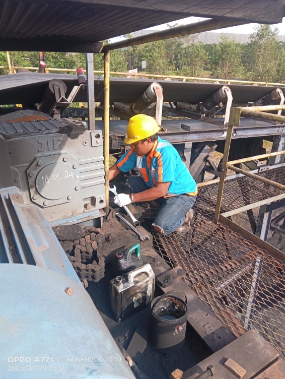 Teknisi PT Sarindo Utama Teknik melakukan maintenance gearbox dan penggerak conveyor di area PT Bukit Menjangan Lestari.