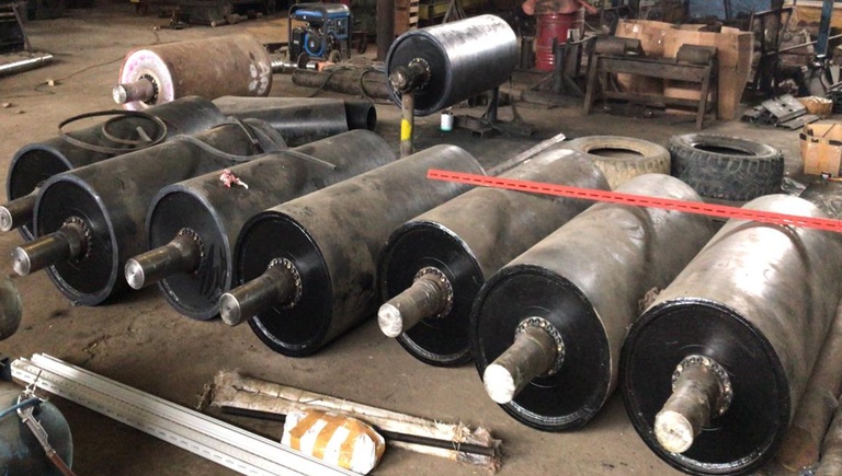 Drum Pulley Conveyor hasil fabrikasi PT Sarindo Utama Teknik untuk sistem pemindahan material industri dan tambang.