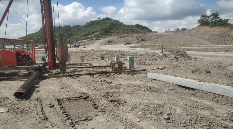 Pekerjaan piling mini pile oleh PT Sarindo Utama Teknik untuk pembangunan pondasi konstruksi.