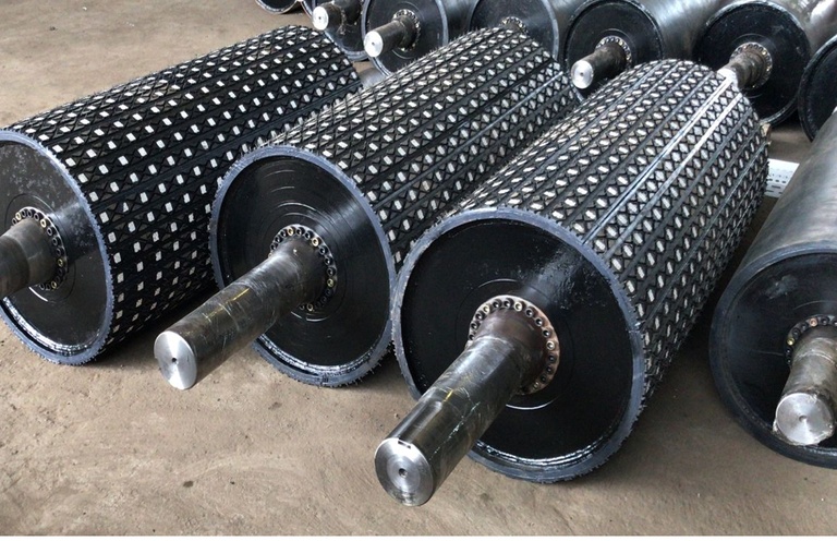 Drive Pulley Conveyor berlapis lagging hasil fabrikasi PT Sarindo Utama Teknik untuk penggerak utama sistem conveyor.