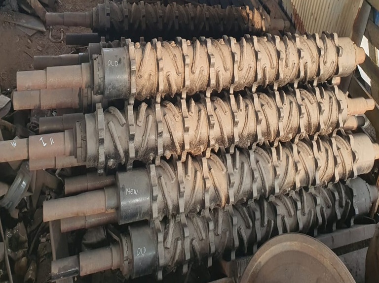 Drum Roller Screen spiral hasil fabrikasi PT Sarindo Utama Teknik untuk unit screening pertambangan.