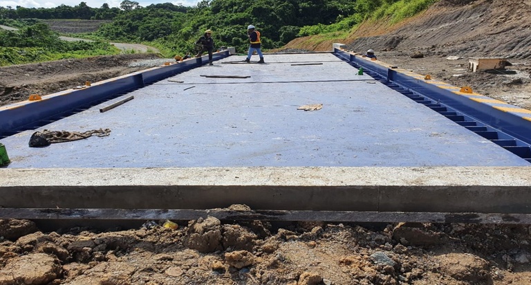 Instalasi weigh bridge jembatan timbang oleh PT Sarindo Utama Teknik di area pertambangan.