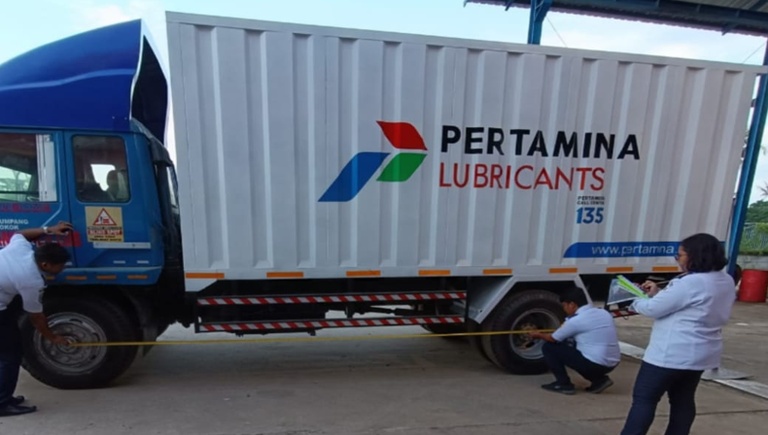 Vessel box truck produksi PT Karya Nasional Kalimantan untuk distribusi pelumas Pertamina