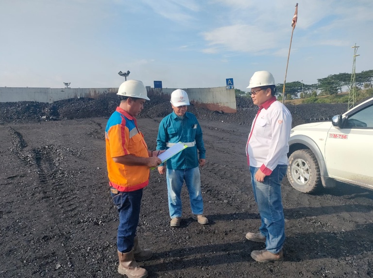 Tim PT Sarindo Utama Teknik dan PT MHU melakukan monitoring area stockpile serta pengecekan operasional di site.