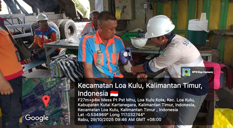 Pemeriksaan kesehatan rutin pekerja PT Sarindo Utama Teknik di area PT MHU untuk memastikan kesiapan kerja.