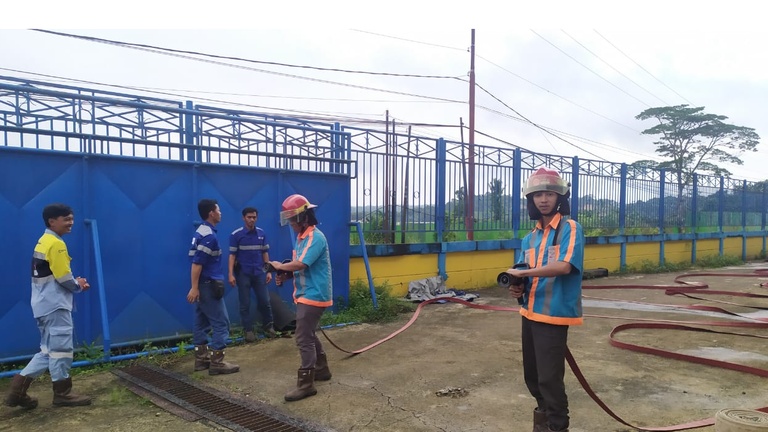 Simulasi penanganan kebakaran oleh tim operasional PT Sarindo Utama Teknik dalam pelatihan HSE.