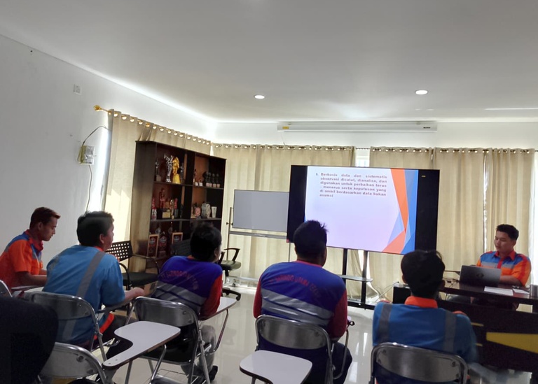 Pelatihan HSE PT Sarindo Utama Teknik membahas evaluasi risiko dan penggunaan data dalam keselamatan kerja.