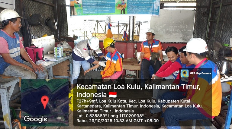 Pelatihan P3K di area kerja PT Sarindo Utama Teknik di Loa Kulu, melatih teknik perban dan penanganan cedera bagi pekerja.