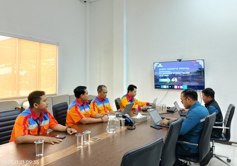 Safety Committee Meeting PT Sarindo Utama Teknik membahas evaluasi keselamatan dan peningkatan K3 di area operasional.
