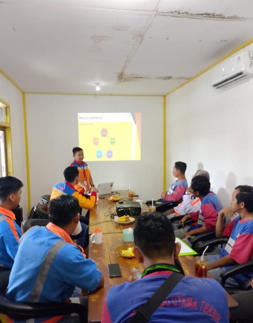 Kegiatan training internal HSE PT Sarindo Utama Teknik membahas siklus inspeksi bersama tim operasiona