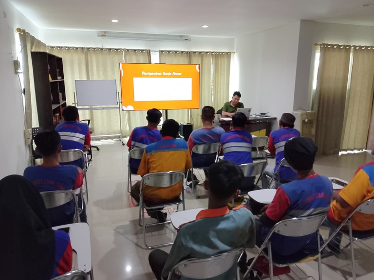 Pelatihan internal HSE PT Sarindo Utama Teknik bersama tim operasional membahas prosedur kerja aman