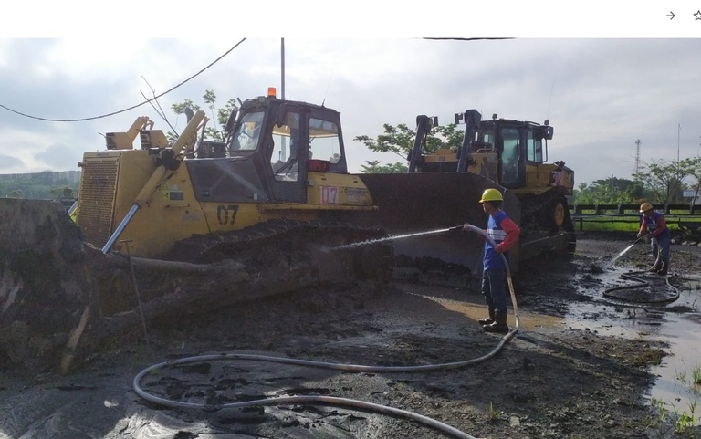 Aktivitas pencucian alat berat setelah pekerjaan stockpile management oleh tim PT Sarindo Utama Teknik