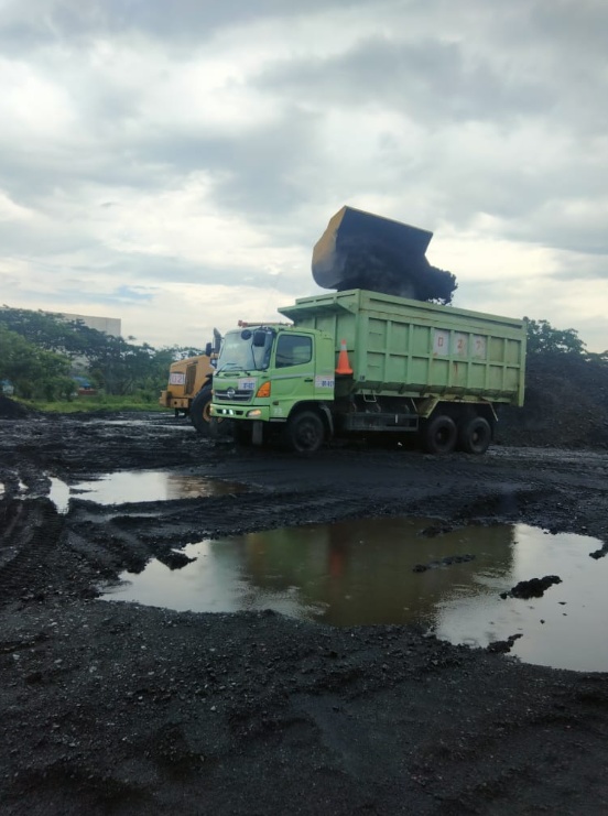 Aktivitas loading batubara ke dalam dump truck sebagai bagian dari pekerjaan stockpile management PT Sarindo Utama Teknik