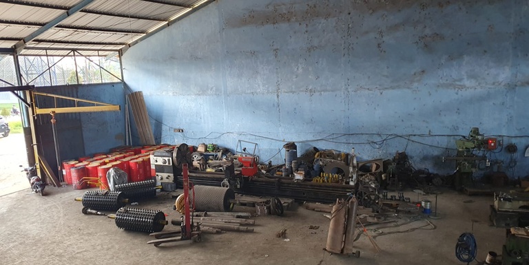 Workshop 1 PT Sarindo Utama Teknik – area fabrication, perakitan roller conveyor, penyimpanan sparepart, dan peralatan machining