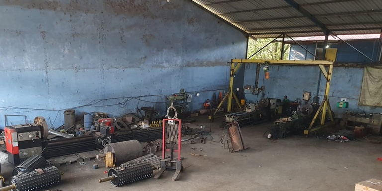 Workshop 1 PT Sarindo Utama Teknik – area machining, perakitan roller conveyor, dan peralatan fabrikasi
